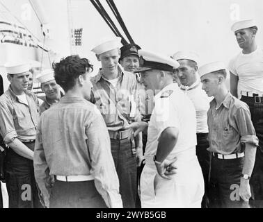 PRIGIONIERI LIBERATI DAI CAMPI DI TOKYO. AGOSTO 1945, VICINO A TOKYO DOPO CHE I PRIGIONIERI DI GUERRA BRITANNICI E ALLEATI ERANO STATI LIBERATI DAI CAMPI GIAPPONESI N. 2 E N. 3. - L'ammiraglio Sir Bruce Fraser, C della British Pacific Fleet, parla con il personale della Royal Naval a bordo della nave dell'ospedale americano BENEVOLO dopo la loro liberazione da un campo di prigionia. , Foto Stock