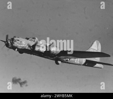 B-17 Flying Fortress 'Bomb Boogie' del 91st Bomb Group in Gran Bretagna, 1942–1945, con equipaggio in preparazione per una missione di bombardamento. Foto Stock