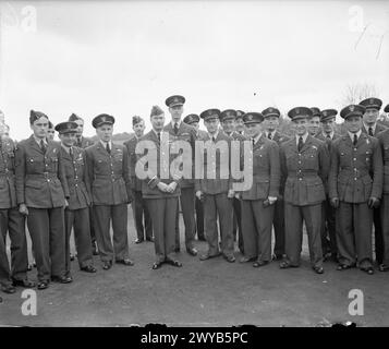 L'AERONAUTICA POLACCA IN GRAN BRETAGNA, 1940-1947. - Il Duca di Gloucester, il Principe Henry, in piedi con i membri del No 307 Squadrone dei combattenti notturni polacchi della RAF durante una visita a Fairwood Common, Glamorganshire. , Forze aeree polacche, Henry, Prince (Duca di Gloucester), forze aeree polacche, 307 "città di Lwów" squadra di combattimento notturno Foto Stock