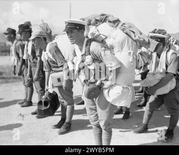 LA RIOCCUPAZIONE ALLEATA DI HONG KONG, 1945 - il personale navale e marino giapponese era stato confinato nelle loro caserme di Kowloon dopo lo sbarco delle forze britanniche si preparava a marciare verso un campo di prigionia. , Foto Stock