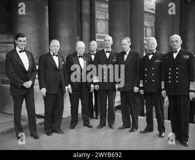 CHURCHILL E I CAPI NAVALI DEL GOVERNO DEGLI STATI UNITI PRESSO IL GREENWICH NAVAL COLLEGE. 24 LUGLIO 1942. - Dopo cena sui gradini della Painted Hall. , Foto Stock