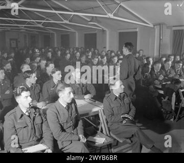 IL BOMBARDAMENTO STRATEGICO DELLA GERMANIA, 1942-1945 - il capo dello Squadron Peter Hill, informa gli equipaggi del No. 51 Squadron RAF sul prossimo raid a Norimberga, Germania, nella sala operazioni di Snaith, Yorkshire, 30 marzo 1944.il comandante della stazione, il capitano del gruppo N H Fresson, si trova al terzo posto da sinistra nella prima fila. Il No. 51 Squadron perse sei Handley Page Halifax quella notte (30/31 marzo 1944), subendo 35 uomini uccisi (incluso Sqn LDR Hill) e sette fatti prigionieri di guerra. , Royal Air Force, Royal Air Force Regiment, Sqdn, 51 Foto Stock