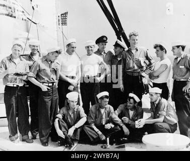 PRIGIONIERI LIBERATI DAI CAMPI DI TOKYO. AGOSTO 1945, VICINO A TOKYO DOPO CHE I PRIGIONIERI DI GUERRA BRITANNICI E ALLEATI ERANO STATI LIBERATI DAI CAMPI GIAPPONESI N. 2 E N. 3. - Un gruppo di personale navale a bordo della nave dell'ospedale americano BENEVOLO dopo la loro liberazione dal campo di prigionia n. 2. Da sinistra a destra: Seconda fila: L Soper di Capetown, SA; G Cahalane della contea di Cork, Eire; T Middleton di Deptford, Londra; Lieut Sewis Bush, RNVR, di Westcliffe-on-Sea; h Parker, Warrant Writer of Bedhampton, Hants; Sub Lieut i Darby di Wellington, NZ; e F Hall di Salisbury; R Parry di Newcastle-on-Tyne. Prima fila: Modello B di Newcas Foto Stock