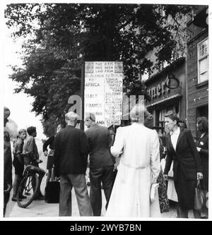 BERLINO : MISCELLANEOUS - didascalia originale in tempo di guerra: Il sergente Landridge J., CMP di Gravesend, e il caporale Cattdromie, C. di Cockfosters, fissano un'enorme insegna nella strada principale di Berlino - Charlottenburg, ricordando a tutto ciò che passa sul 7th Armoured Division Axis la storia dei famosi "ratti del deserto". Negativo fotografico, British Army, 21st Army Group Foto Stock