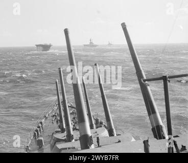 LE PORTAEREI BRITANNICHE TRASPORTANO SPITFIRE A MALTA. 7 MARZO 1942, A BORDO DELL'INCROCIATORE HMS HERMIONE, IN MARE NEL MEDITERRANEO. VOLANDO SPITFIRE SULLA PORTAEREI HMS EAGLE, LA PRIMA VOLTA CHE SPITFIRE ERA STATO PORTATO VIA. - Da sinistra a destra: HMS ARGUS, EAGLE e MALAYA viste sotto i cannoni della HMS HERMIONE. , Foto Stock