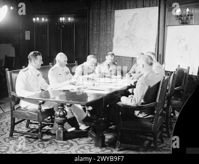 I CAPI DI STATO MAGGIORE BRITANNICI E CANADESI SI CONSULTANO IN QUEBEC. 3 AGOSTO 1943, HOTEL FRONTENAC. - Da sinistra a destra: Lord Louis Mountbatten (Capo delle operazioni combinate), Ammiraglio della flotta Sir Dudley Pound (Capo di Stato maggiore della Marina), generale Sir Alan Brooke (CIGS), Air Chief Marshal Sir Charles Portal (Capo di Stato maggiore dell'aviazione) Lieut Gen Sir H Ismay (Capo di Stato maggiore del Ministro della difesa) Air Marshal L S Breadner (Capo di Stato maggiore canadese) Vice Ammiraglio Percy Nelles (Capo di Stato maggiore della marina canadese) e Lieut Gen R Stuart (Capo di Stato maggiore dell'esercito canadese). , Foto Stock