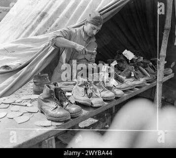 Leading Aircraftman Bridge of Bolton, Lancashire, ripara stivali in un campo di squadroni del reggimento RAF vicino alla linea del fronte a Cassino, Italia. Due squadroni di campo servono in ruoli di fanteria sotto la 2nd New Zealand Division e la 4th British Division dal 24 aprile al 27 maggio 1944. Foto Stock