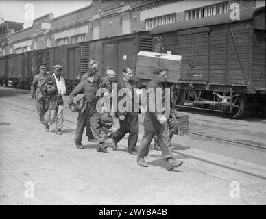 LIBERAZIONE DELL'EUROPA: I PRIGIONIERI TEDESCHI ARRIVANO IN INGHILTERRA DALLA NORMANDIA. 12 GIUGNO 1944, PORTO DI SOUTHAMPTON. PRIGIONIERI TEDESCHI, SOLDATI, MARINAI, AVIATORI E CIVILI IN ARRIVO DALLA FRANCIA NEI PORTI BRITANNICI. - Prigionieri civili in viaggio per essere interrogati. , Foto Stock