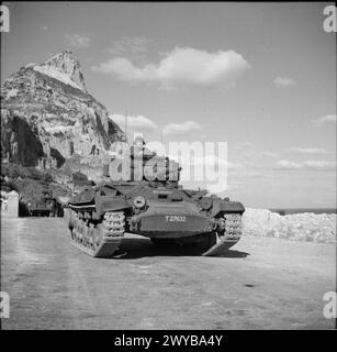 L'ESERCITO BRITANNICO A GIBILTERRA 1942 - Un carro armato Valentine appena arrivato a Gibilterra, il 30 novembre 1942. , Foto Stock