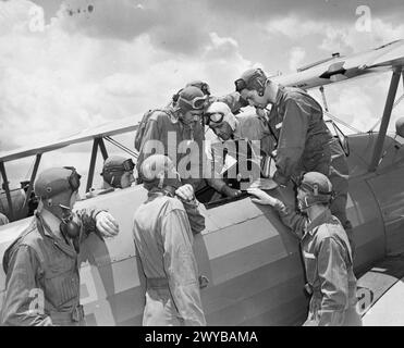 Un istruttore civile americano dimostra i comandi di pilotaggio di un Boeing Stearman PT-17 ai cadetti della RAF a Carlstrom Field, Arcadia, Florida, durante l'addestramento di volo britannico negli Stati Uniti, 1941-1945. Foto Stock