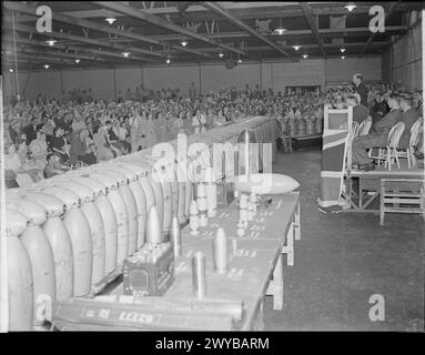 CLEMENT ATTLEE VISITA LA ROYAL ORDNANCE FACTORY DI HEREFORD, HEREFORDSHIRE, INGHILTERRA, Regno Unito, LUGLIO 1941 - Lord Privy Seal, Mr Clement Attlee, si rivolge ai lavoratori durante una visita alla ROF di Hereford venerdì 11 luglio 1941. , Attlee, Clement Richard Foto Stock