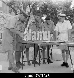 LA CAMPAGNA IN SICILIA 1943 - personalità: I comandanti britannici dell'operazione Husky che pianificano le loro operazioni a Malta, da sinistra a destra: Il capo di stato maggiore del generale Montgomery, il maggior generale F W de Guingand; l'alto ufficiale di stato maggiore dell'aviazione del vice maresciallo dell'aria Broadhurst, Air Commodore C B R Pelly; Air Officer Commanding Desert Air Force, Air Vice Marshal H Broadhurst; Commander of the Eighth Army, General Montgomery e Naval Commanding Officer, Eastern Task Force, Admiral Sir Bertram Ramsay. , Montgomery, Bernard Law, Ramsay, Bertram Home, de Guingand, Francis Wilfred, Broadhurst, Harry, Brit Foto Stock