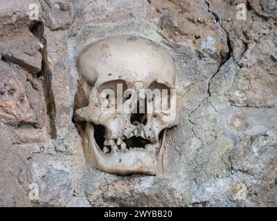 Cranio incastonato nel muro della Skull Tower, Niš, Serbia Foto Stock