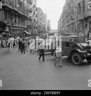 IL MANDATO BRITANNICO IN PALESTINA 1917-1948 - le folle seguono il percorso della processione funebre al Cairo di Lord Moyne, ministro residente britannico in Medio Oriente, assassinato nel novembre 1944. , Foto Stock