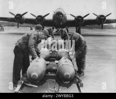 L'equipaggio di terra del 92nd Bomb Group carica bombe sul B-17 Flying Fortress all'aeroporto di Bovingdon in Gran Bretagna, preparandosi per la prossima missione, il 1942. Foto Stock
