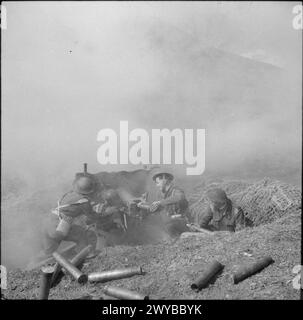 Un cannone anticarro da 6 libbre neozelandese attacca le posizioni nemiche a Cassino il 15 marzo 1944. Documentato dalle forze del Commonwealth in Italia. Foto Stock