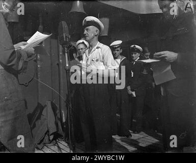 CLASSIFICAZIONE NAVALE CHE TRASMETTE PRIMA DI UN MICROFONO. 1942. - , Foto Stock