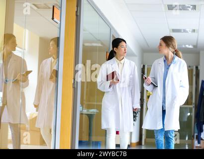 Ricercatori che camminano nel laboratorio del corridoio. Laboratorio di analisi chimica. Servizi tecnologici all'industria. Tecnalia Research & Innovation, Donostia, San Sebastian, Gipuzkoa, Paesi Baschi, Spagna. Foto Stock