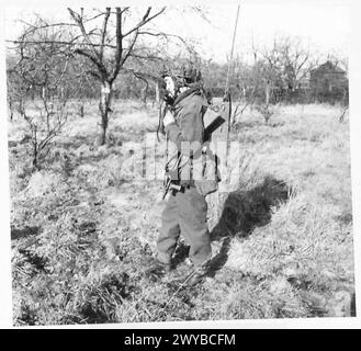 EQUIPAGGIAMENTO DI SEGNALAZIONE DELL'ESERCITO - didascalia originale in tempo di guerra: SCR 300. (Carico di un uomo). Utilizzato per le onde di contatto. (Riconoscimento). SCR 300 è un set wireless statunitense utilizzato dall'esercito britannico. Negativo fotografico, British Army, 21st Army Group Foto Stock