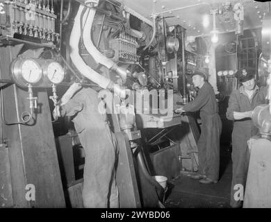 Vista interna della sala macchine che guarda a poppa sulla fregata classe River HMS Mourne a Liverpool il 5 luglio 1943. Foto Stock