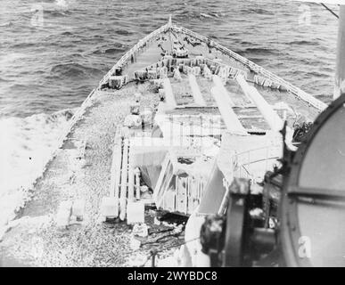 LE NAVI DA GUERRA BRITANNICHE NAVIGANO IN CONDIZIONI ARTICHE NELLE ACQUE SETTENTRIONALI. 1942, A BORDO DI NAVI DA GUERRA NELLE ACQUE SETTENTRIONALI. - Guardando verso il basso il foc'sle di una nave da battaglia dopo che i cannoni sono stati scheggiati dal loro ghiaccio e sono pronti per l'azione. , Foto Stock