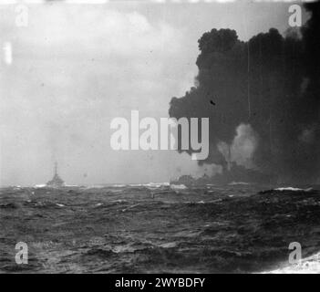 IL CONVOGLIO DA ALESSANDRIA A MALTA INCONTRA E INGAGGIA LE NAVI DA GUERRA ITALIANE. 22 MARZO 1942, A BORDO DELLA HMS JERVIS. - Siluri sparati da cacciatorpediniere che emergono dalla cortina di fumo. , Foto Stock