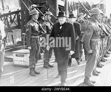 CHURCHILL E I CAPI NAVALI DEL GOVERNO DEGLI STATI UNITI PRESSO IL GREENWICH NAVAL COLLEGE. 24 LUGLIO 1942. - Il signor Churchill e il signor Alexander ispezionano la Guardia d'Onore all'arrivo a Greenwich. , Foto Stock