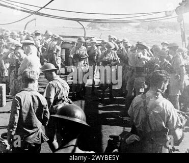 Il 30 agosto 1945 alle 9:45 i Royal Marines britannici e il personale navale si prepararono a sbarcare nella baia di Tokyo dai cacciatorpediniere statunitensi, con la USS Sims che fungeva da quartier generale. Foto Stock