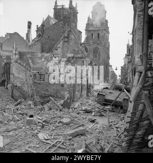 L'ESERCITO BRITANNICO IN NORMANDIA 1944 - Un carro armato Panther tedesco si trova tra le rovine di Argentan, 21 agosto 1944. , Foto Stock