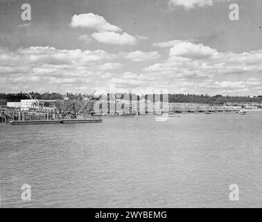 COSTRUZIONE NAVALE NEI CANTIERI KAISER negli Stati Uniti DURANTE LA SECONDA GUERRA MONDIALE - ormeggi in uno dei cantieri Kaiser Co di Richmond, California. , Foto Stock