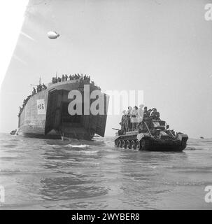 L'ESERCITO BRITANNICO NELLA CAMPAGNA DI NORMANDIA 1944 - Un carro armato Cromwell Mk IV della 4th County of London Yeomanry, 22nd Armoured Brigade, 7th Armoured Division, con la fanteria a bordo, sbarca da un LST, Gold area, 7 giugno 1944. , Foto Stock