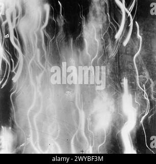La fotografia aerea verticale di Dusseldorf del 10 settembre 1942 mostra diffusi incendi incendiari durante un raid notturno da parte di 479 aerei del Bomber Command della RAF, con fiamme e fumo che oscurano l'obiettivo. Foto Stock