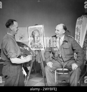 L'artista di guerra, il capitano Henry Carr, dipinge in Italia il ritratto del compagno di guerra, il capitano Edward Ardizzone. Ardizzone era stato assegnato all'VIII Armata per oltre due anni durante le operazioni alleate. Foto Stock