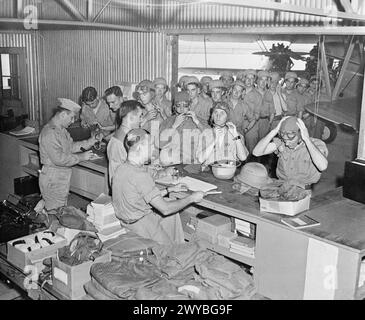 Cadetti della RAF nel primo gruppo di addestramento a ricevere equipaggiamento di volo al Riddle Aeronautical Institute, Carlstrom Field, Arcadia, Florida, durante l'addestramento dei piloti britannici negli Stati Uniti, 1941-1945. Foto Stock