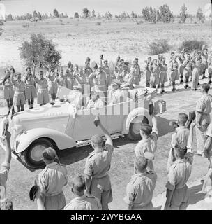 L'ESERCITO BRITANNICO IN NORD AFRICA 1943 - Re Giorgio vi cavalca con il generale Montgomery in una carrozza tra le linee delle truppe che esultano durante la sua prima visita a Tripoli, 21 giugno 1943. , Foto Stock