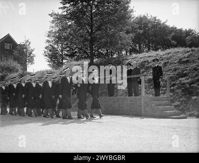 L'ALTO COMMISSARIO DELLA NUOVA ZELANDA VISITA LA HMS KING ALFRED. 20 AGOSTO 1942. - Il signor Jordan con il capitano Pelly che guarda una marcia oltre gli ascolti cadetti. , Foto Stock