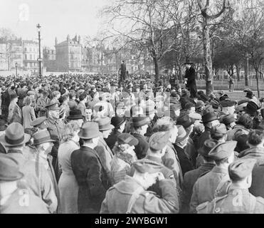 LONDRA NELLA PRIMAVERA DEL 1941: VITA DI TUTTI I GIORNI A LONDRA, INGHILTERRA - Una grande folla si è riunita al Speaker's Corner per ascoltare due dei relatori in azione sotto gli alberi ai margini di Hyde Park, Londra. , Foto Stock