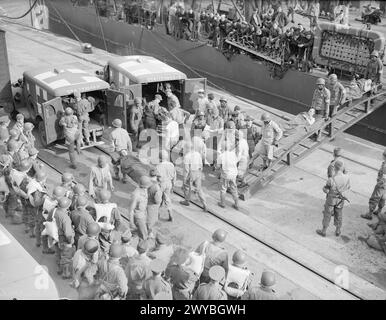 LIBERAZIONE DELL'EUROPA: LE VITTIME AMERICANE ARRIVANO AL PORTO BRITANNICO. 10 GIUGNO 1944, PORTO DI SOUTHAMPTON. - Ambulanze in attesa sulla banchina mentre la Croce Rossa americana porta a terra soldati americani feriti su barelle. , Foto Stock