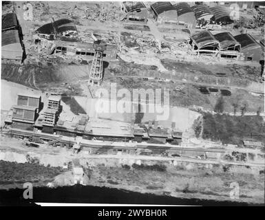 ROYAL AIR FORCE: OPERAZIONI DELLE UNITÀ DI RICOGNIZIONE FOTOGRAFICA, 1939-1945. - Aereo da ricognizione fotografica obliqua di basso livello, preso da De Havilland Mosquito PR Mark IX, LR422, pilotato dal comandante dello Squadrone RAF n. 540, Wing Commander J R H Merifield, che mostra parte della fabbrica di motori aeronautici Gnome-Rhone gravemente danneggiata a Limoges, Francia, un mese dopo l'attacco di precisione del No. 617 Squadron RAF nella notte del 8/9 febbraio 1944. La fotografia mostra chiaramente l'effetto devastante delle 000 lb di bombe HC usate durante il raid. , Royal Air Force, Wing, 552, Royal Air Forc Foto Stock