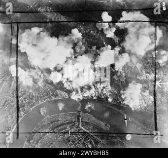 Una fotografia aerea verticale sopra il quartiere di Mulheim, Colonia, mostra un Handley Page Halifax che vola sul fiume Reno durante un pesante raid diurno. I bombardamenti hanno causato danni diffusi a obiettivi domestici, industriali e infrastrutturali sulla riva occidentale nel periodo 1942-1945. Foto Stock