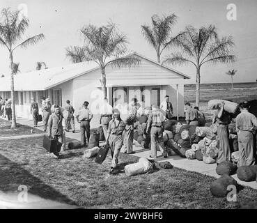 I cadetti della RAF si stanno trasferendo nei loro nuovi alloggi al Riddle Aeronautical Institute di Carlstrom Field ad Arcadia, Florida durante la seconda guerra mondiale Foto Stock