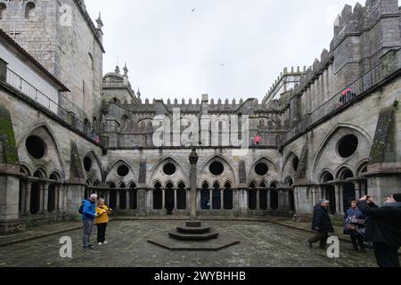 La Cattedrale di Porto (sé do Porto) è una chiesa cattolica situata nel centro storico della città di Porto, 5 aprile 2024 Portogallo. Foto Stock