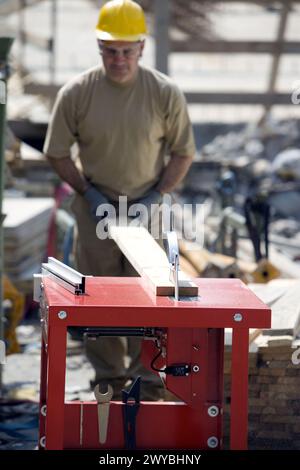 Macchine per l'edilizia, sega da banco con sega circolare per taglio legno. Foto Stock