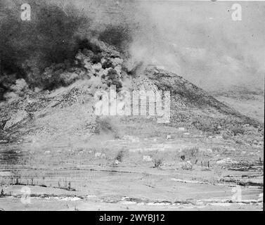 LE BATTAGLIE DI MONTE CASSINO, GENNAIO-MAGGIO 1944 - seconda fase 15 febbraio - 10 maggio 1944: Monastery Hill avvolta in fumo dopo un raid aereo alleato, 16 febbraio 1944. , Foto Stock