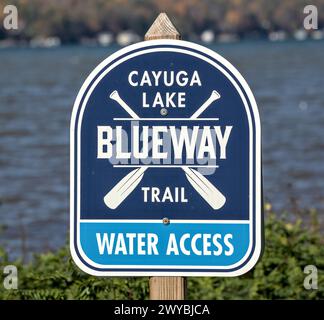 lago cayuga blueway trail insegna di accesso all'acqua nel parco pubblico (regione dei finger lakes nella parte settentrionale dello stato di new york) viaggi, turismo, stato di new york (ithaca sentiero escursionistico nea Foto Stock