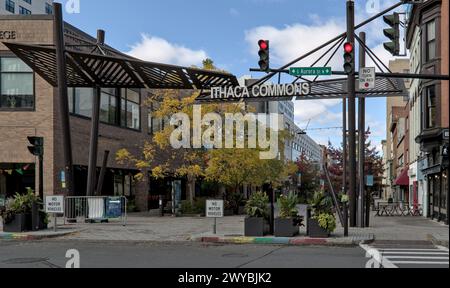 L'insegna Ithaca Commons si trova sopra la strada pedonale nel centro di Ithaca, una città universitaria nella regione dei finger Lakes nella parte settentrionale dello stato di New York. Foto Stock