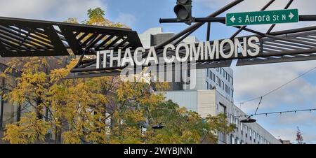 L'insegna Ithaca Commons si trova sopra la strada pedonale nel centro di Ithaca, una città universitaria nella regione dei finger Lakes nella parte settentrionale dello stato di New York. Foto Stock