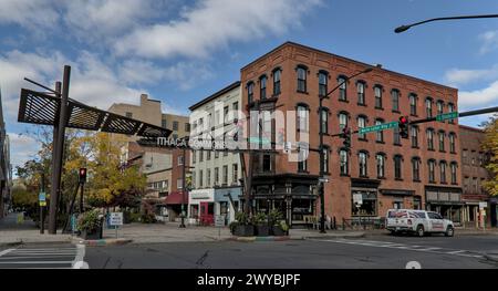 L'insegna Ithaca Commons si trova sopra la strada pedonale nel centro di Ithaca, una città universitaria nella regione dei finger Lakes nella parte settentrionale dello stato di New York. Foto Stock