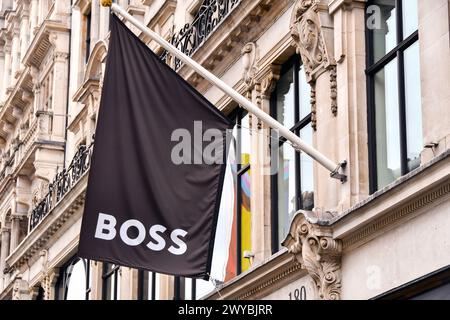 Londra, Inghilterra, Regno Unito - 28 giugno 2023: Bandiera sul davanti di un negozio Hugo Boss nel centro di Londra Foto Stock