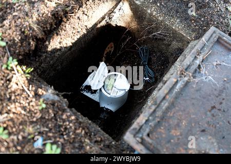 Contatore dell'acqua intelligente installato per sostituire il vecchio contatore dell'acqua a lettura manuale. Foto Stock